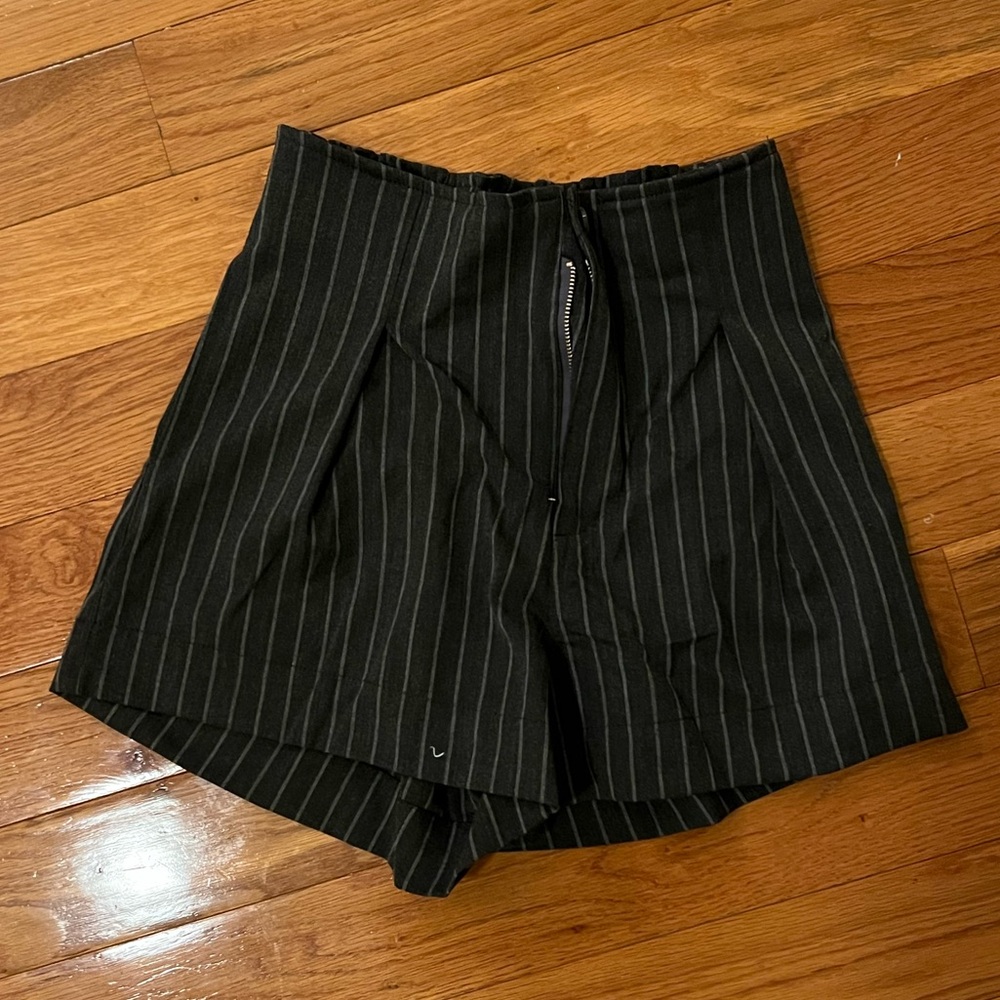 High waisted gray pleated striped shorts